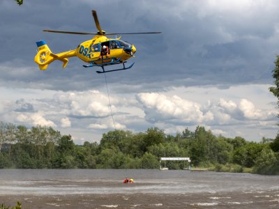 Letečtí záchranáři LZS Kryštof 13 cvičili záchranu z vodní hladiny